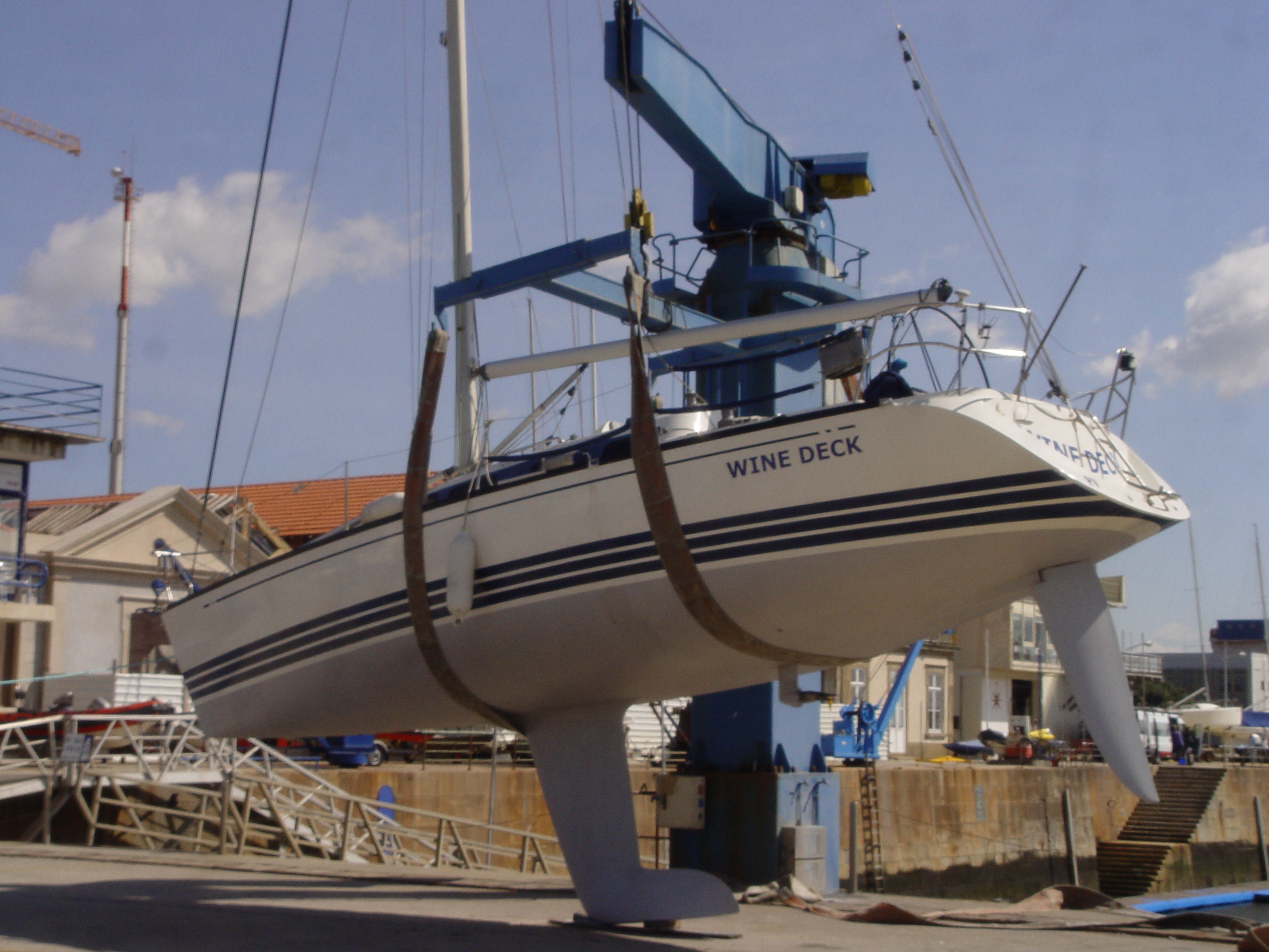 Boat maintenance at Marina Porto Atlântico